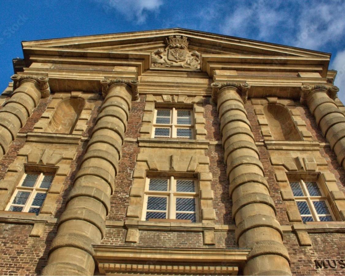 Charleville-Mezieres: Belle Vue Place Ducale Екстериор снимка
